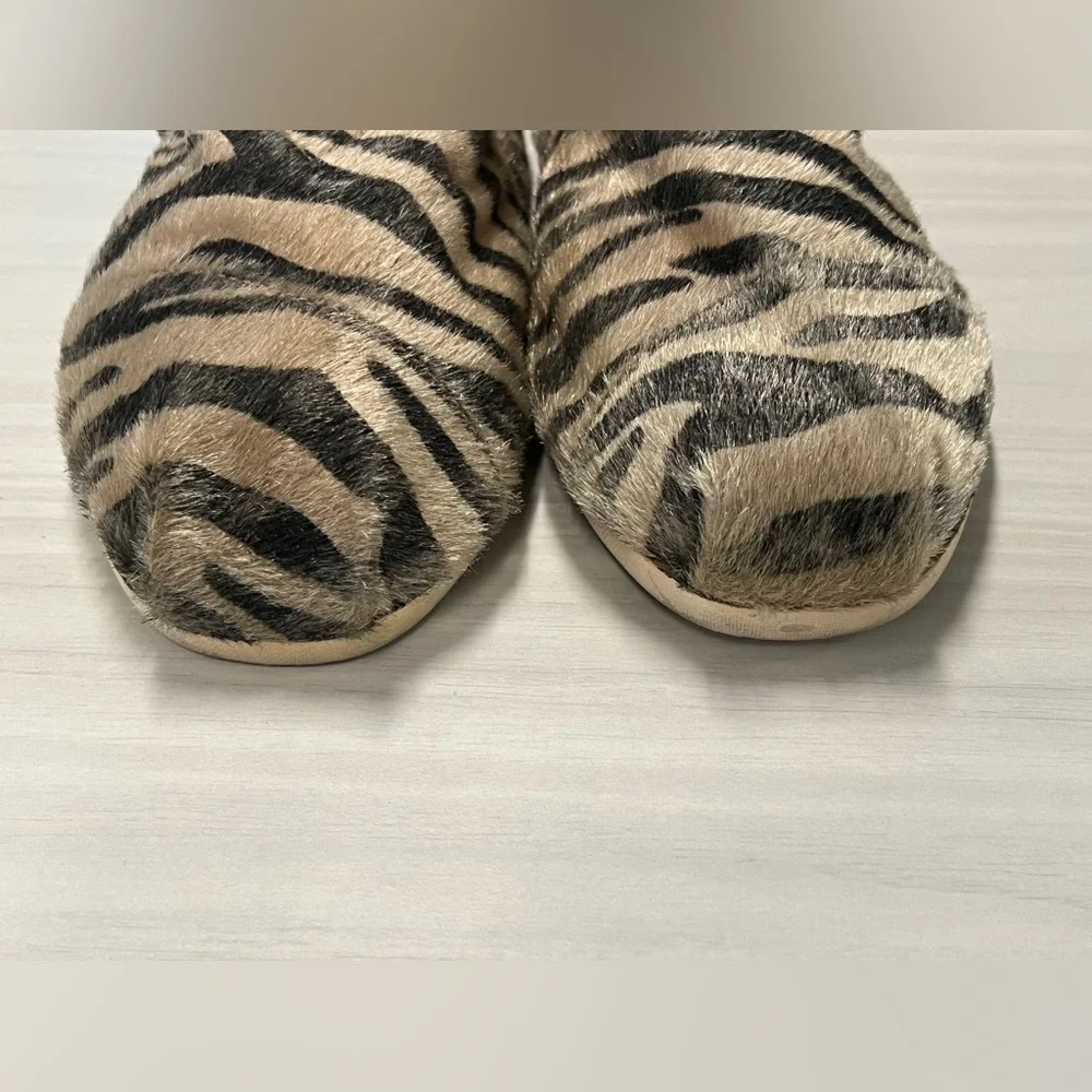Toms animal print/ tiger/ zebra pattern loafers. Calf hair, arch support. Sz 9